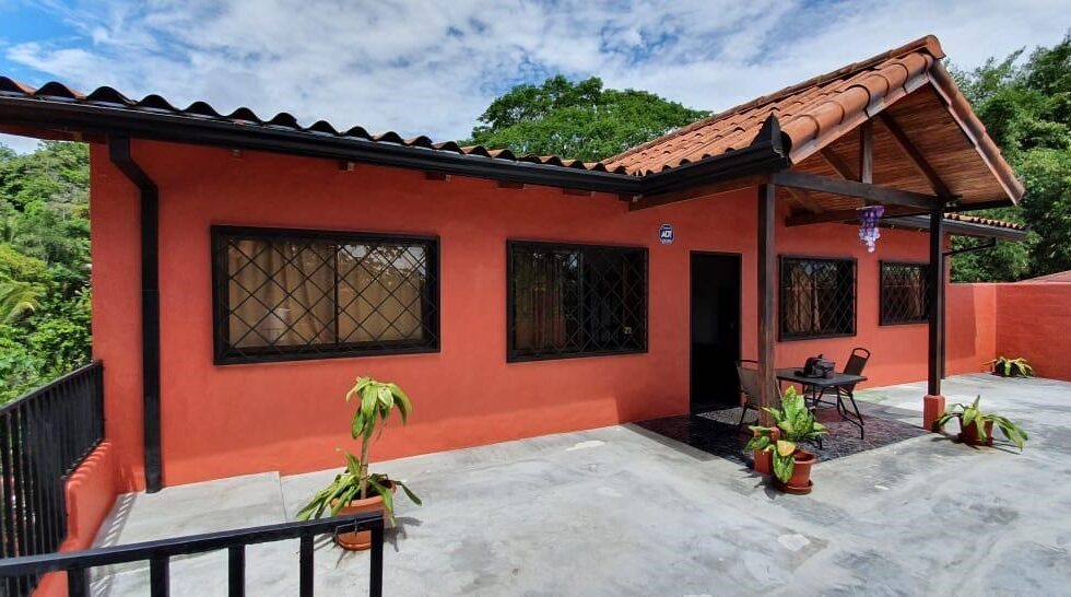 AMAZING SUPER HUGE BACKYARD HOUSE WITH 3 ATTACHED APTS FOR LEASE