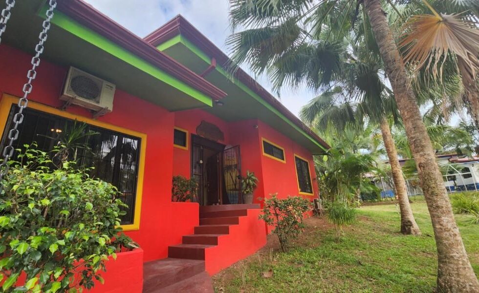HIDDEN GEM WITH JUNGLE FEEL / 5M DRIVE FROM THE BEACH !