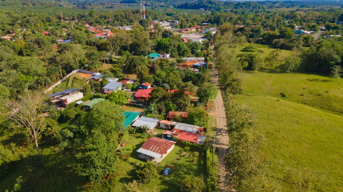 Beautiful house with partial views of the mountains in Naranjito.