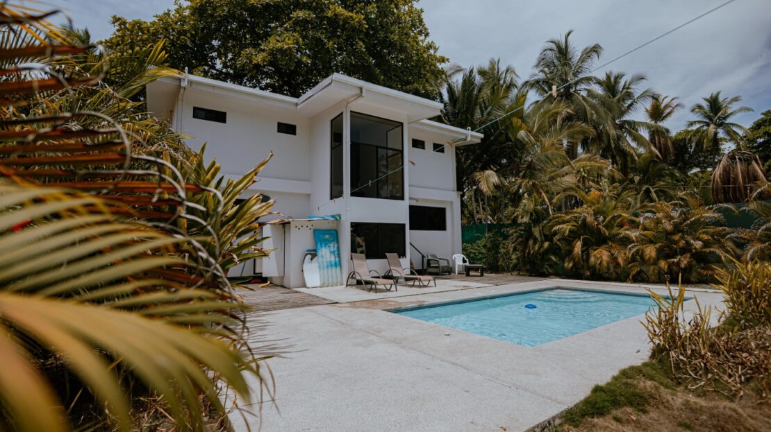 Stunning Beachfront Three-Bedroom Home with Modern Features and Spacious Backyard - Palo Seco Treehouse