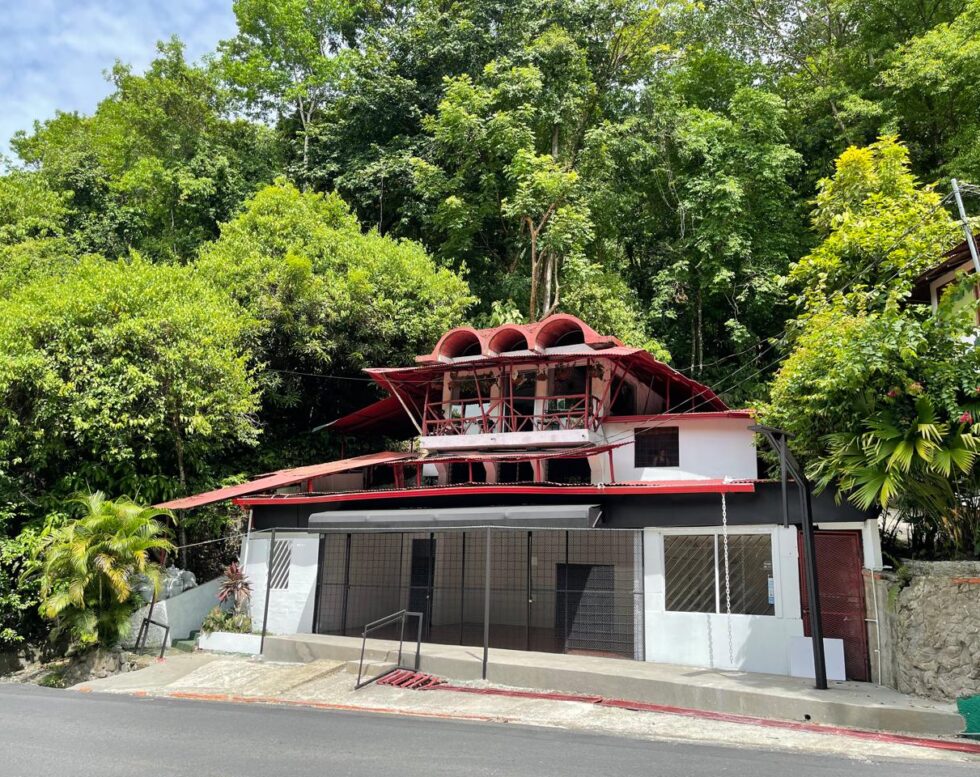 A house with 2 apartments and a commercial space on the first floor in Manuel Antonio
